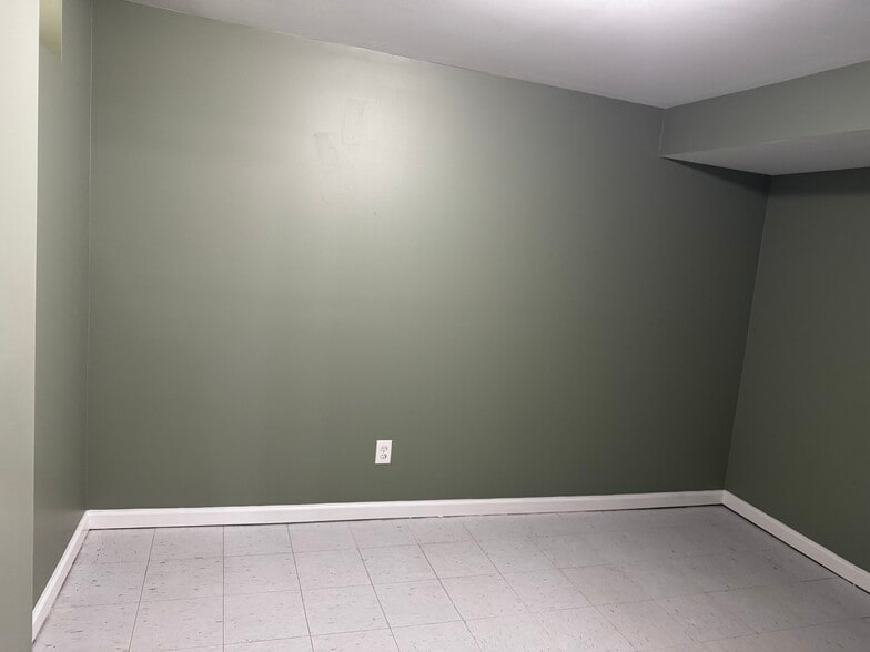 Building Photo - 3333 Pickwick Ln