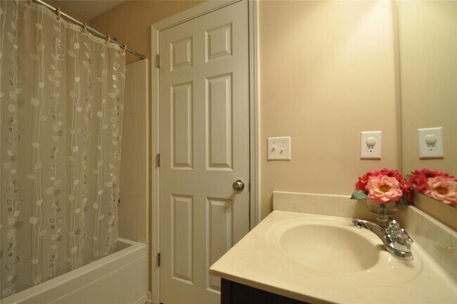 Building Photo - 2556 Diamond Lake Dr