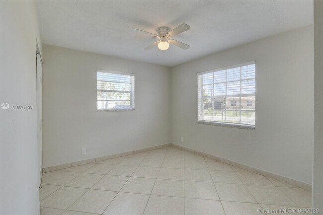 Building Photo - 4961 SW 17th St