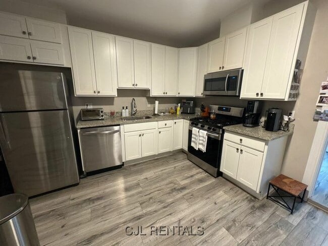 Building Photo - 63 Falcon St