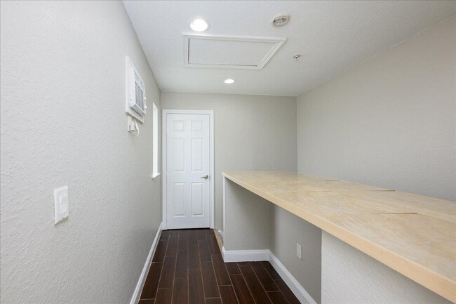 Building Photo - 538 NE 7th Ave