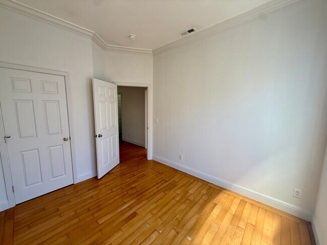 Building Photo - 2068 McAllister St