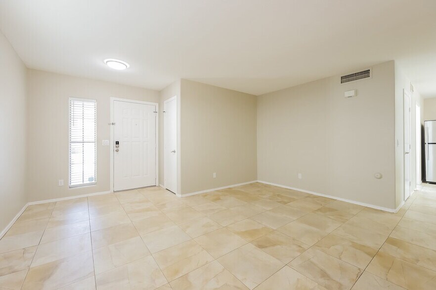 Building Photo - 2255 E Parkside Ln