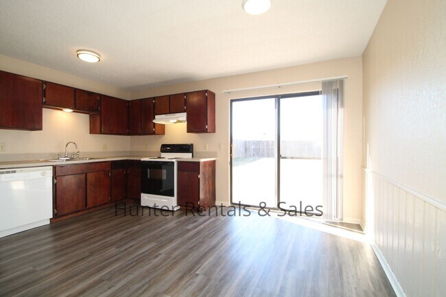 Building Photo - 2601 Bermuda Dr