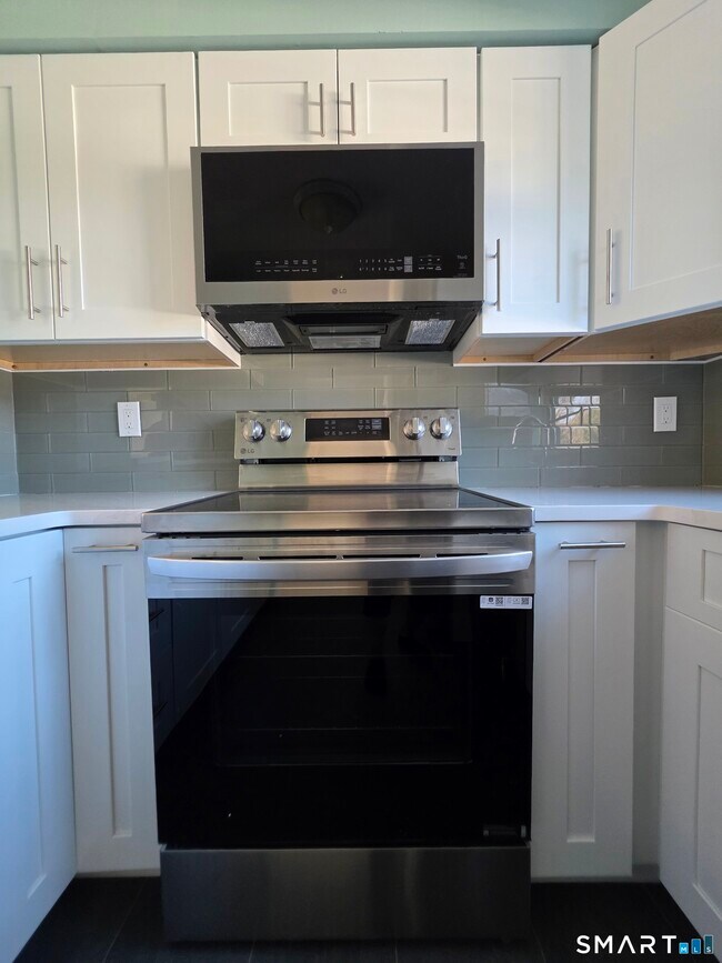 Building Photo - 87 Aspetuck Vlg