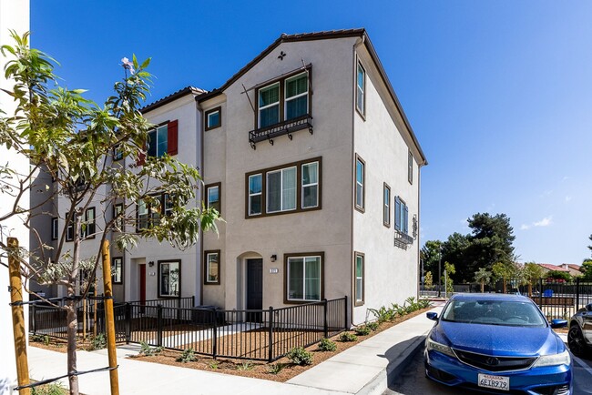 Building Photo - Beautiful 4Br/3.5Ba Townhome - Brand New C...