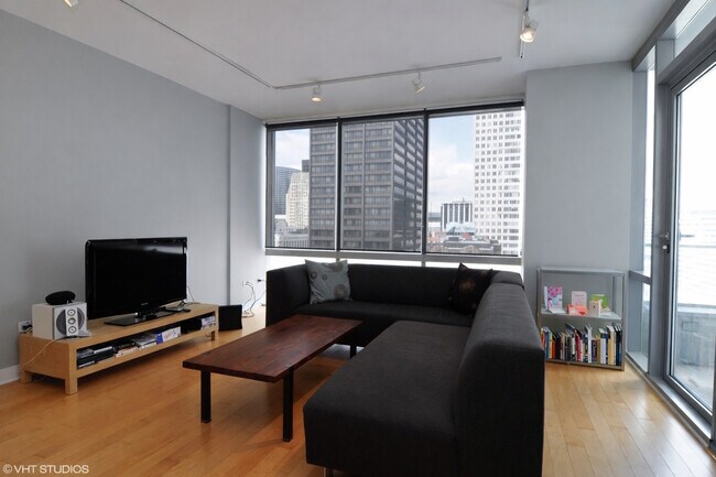 Building Photo - 8 E Randolph St