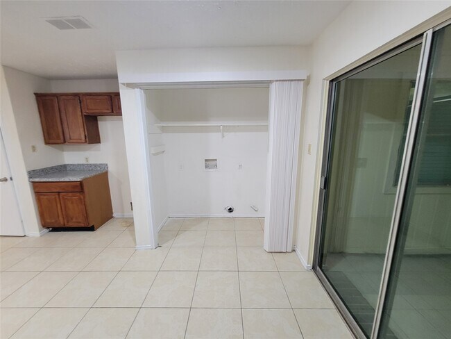 Building Photo - 2034 Village Park Dr