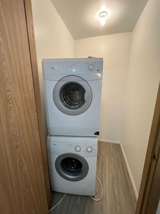 Building Photo - 4 Bed 2 Bath 2 Car Garage Unit Close to WWU and Fairhaven