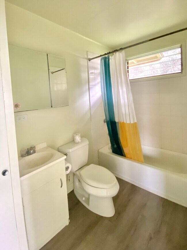 Building Photo - Mililani 2 Bed, 1 Bath Rental with Washer + Dryer
