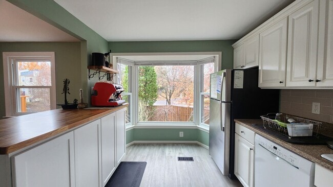 Building Photo - Beautifully Remodeled  End-Unit Townhome