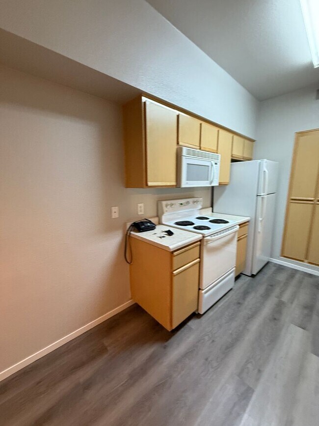 Building Photo - Cute 2 bedroom, 2 bath condo