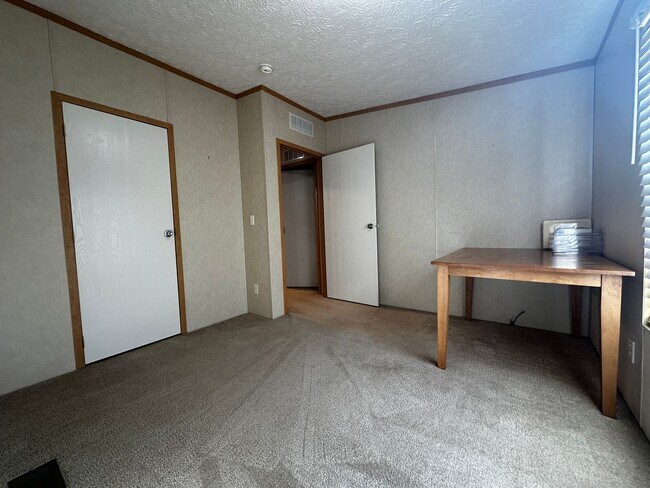 Building Photo - Spacious 4 bedroom/2 bath home for rent - ...