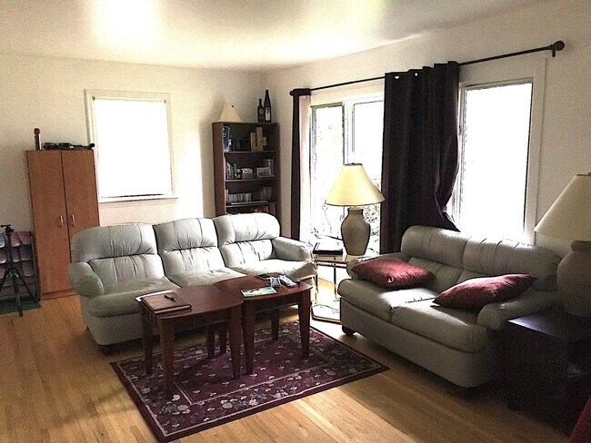 Building Photo - Great Home W/Detached Garage, Close to Campus!