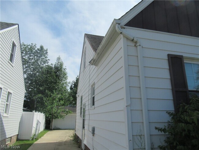 Building Photo - 5203 Maplecrest Ave