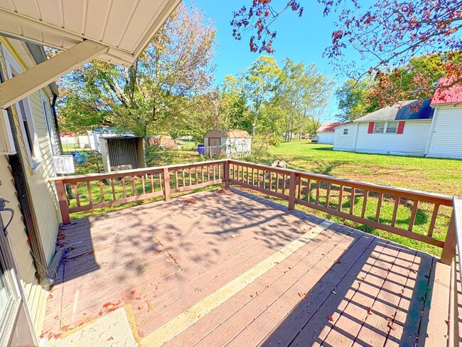 Building Photo - 2 Bedroom and 1 Bath Home