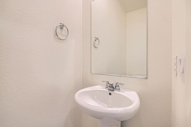 Building Photo - Spacious & Smart: Southern Highlands 4-Bed...