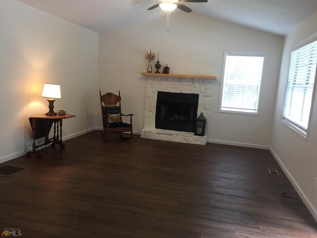 Building Photo - 653 Covecrest Dr