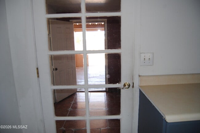 Building Photo - 859 W Kelso St