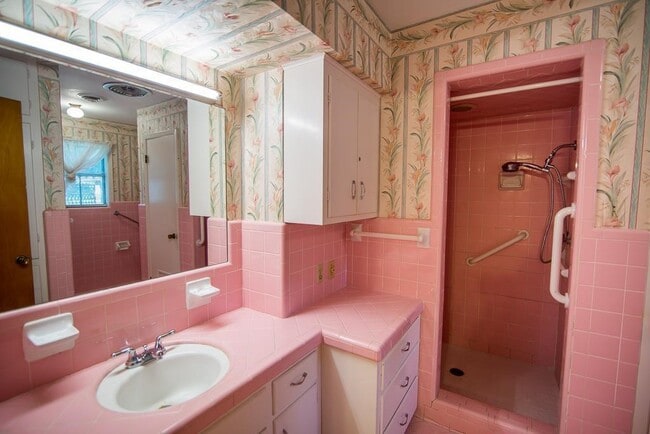 Building Photo - 1701 Ave R