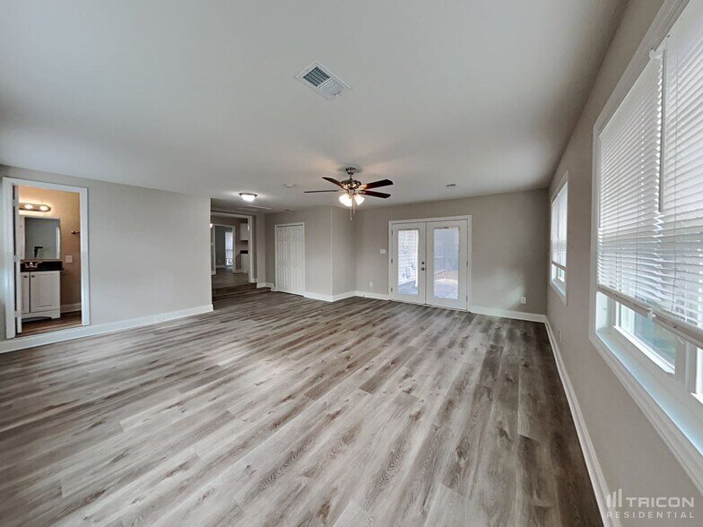 Building Photo - 15809 Fairfield Dr