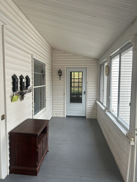 Building Photo - 472 Marlboro St