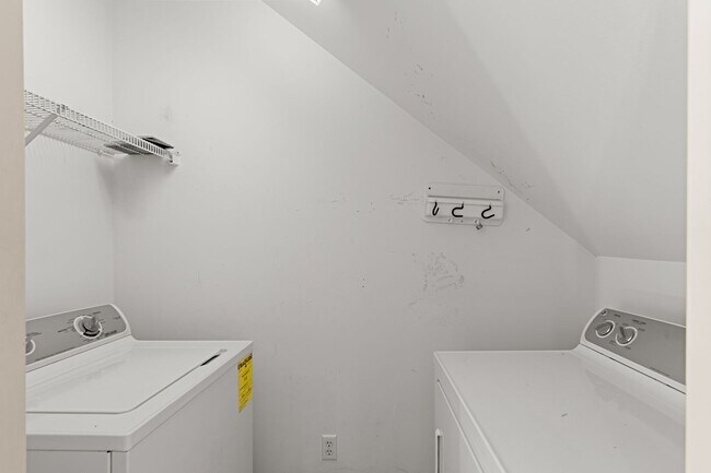 Building Photo - 3 bedroom/ 2.5 bathroom