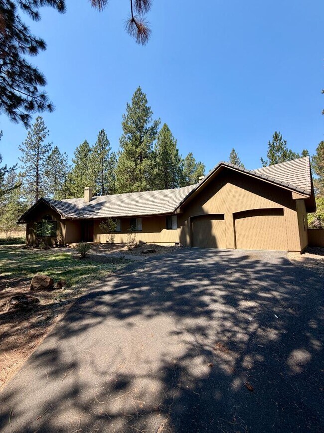 Building Photo - 61171 Minaret Cir