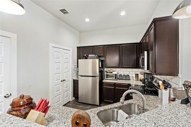 Building Photo - 334 Creekside Curve