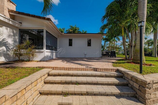 Building Photo - 5780 SW 18th St