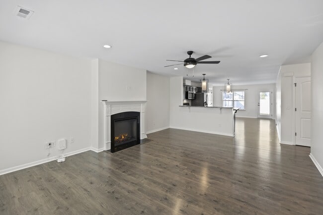 Building Photo - 704 Jade Ln