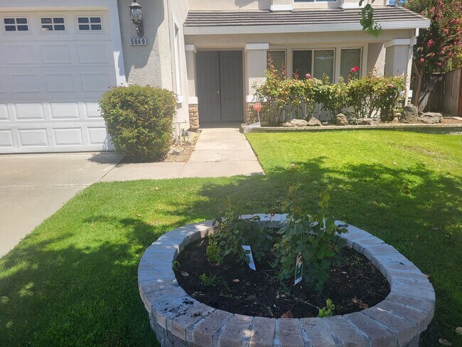 Building Photo - Gorgeous 5bd-3bth Available now!!