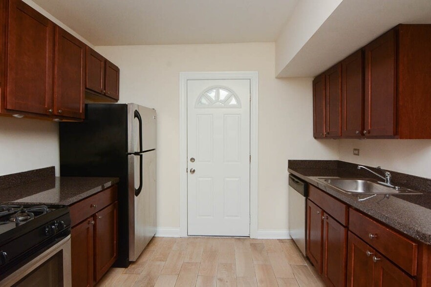 Building Photo - 3728 N Pine Grove Ave