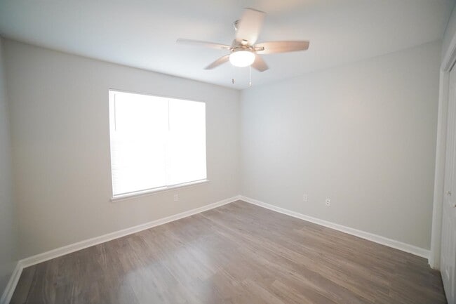 Building Photo - 1060 Kingdom Dr