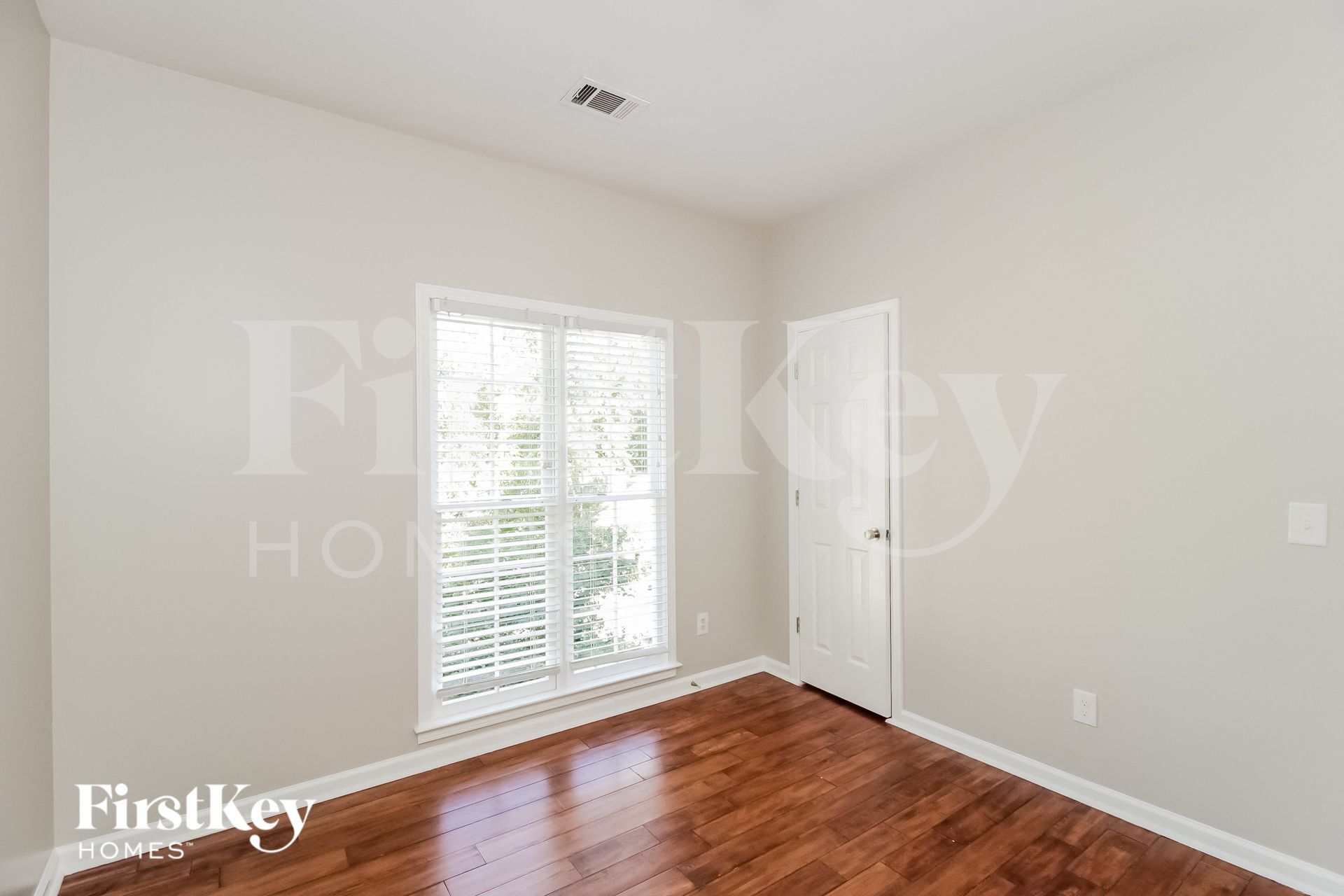 Building Photo - 224 Tennis Ct Ln