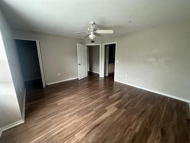 Building Photo - 13929 Fairway Island Dr