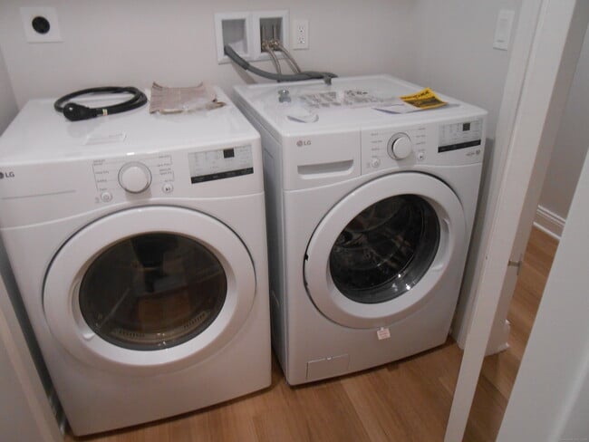 Building Photo - 50 Greenhouse Rd