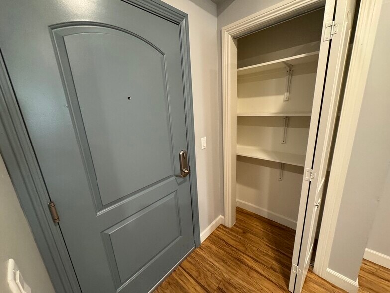 Building Photo - 6718 Sylmar Ave