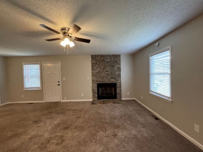 Building Photo - Downtown Greer area - This duplex is such ...