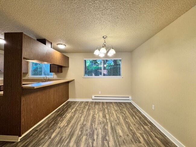 Building Photo - AVAILABLE NOW! Spacious 2 Bed, 1.5 Bathroo...