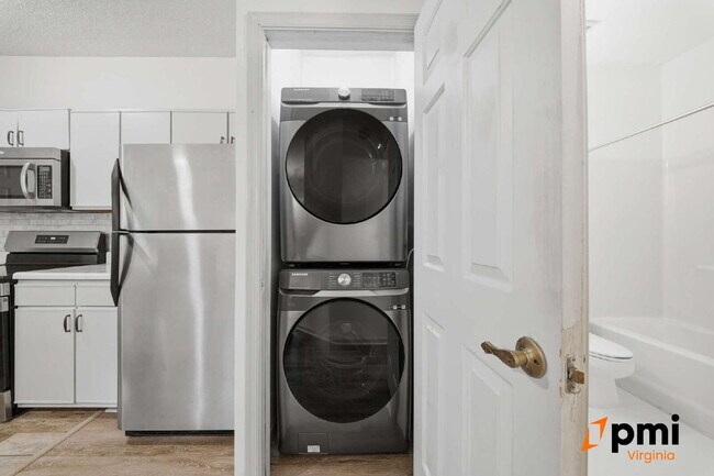 Building Photo - Immaculate 2 Bedroom 2 Bath Condo- Shore Drive