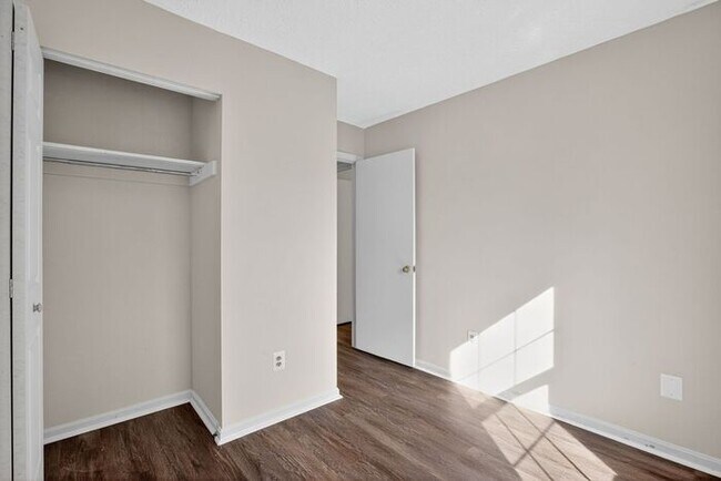 Building Photo - 4243 Drake Ct