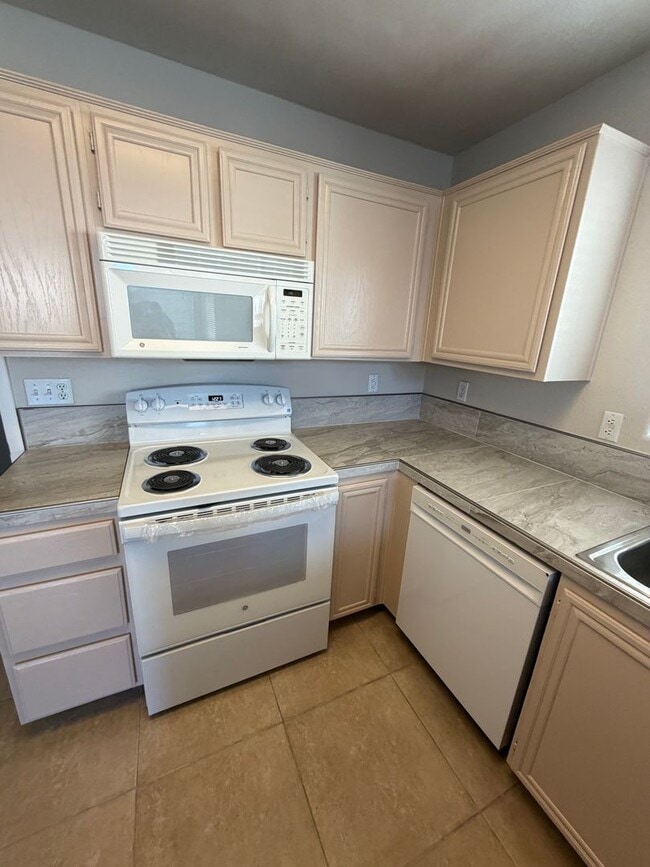 Building Photo - Corner lot townhome