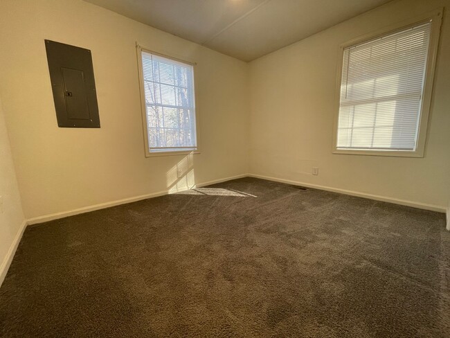 Building Photo - Adorable Rancher Style Home