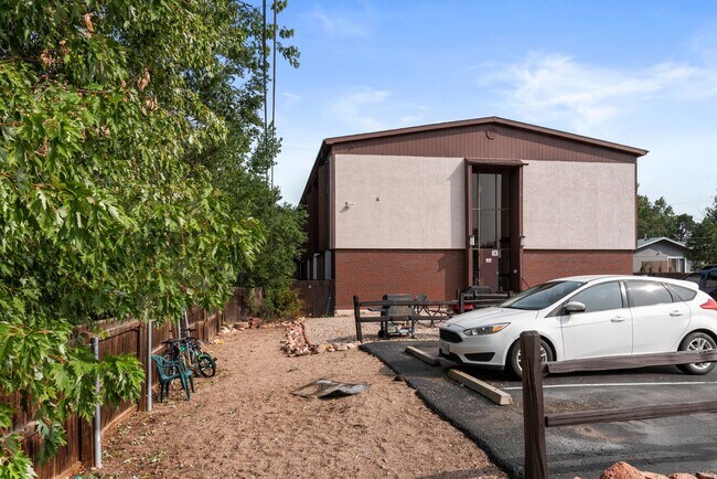 Building Photo - 3611 E San Miguel St