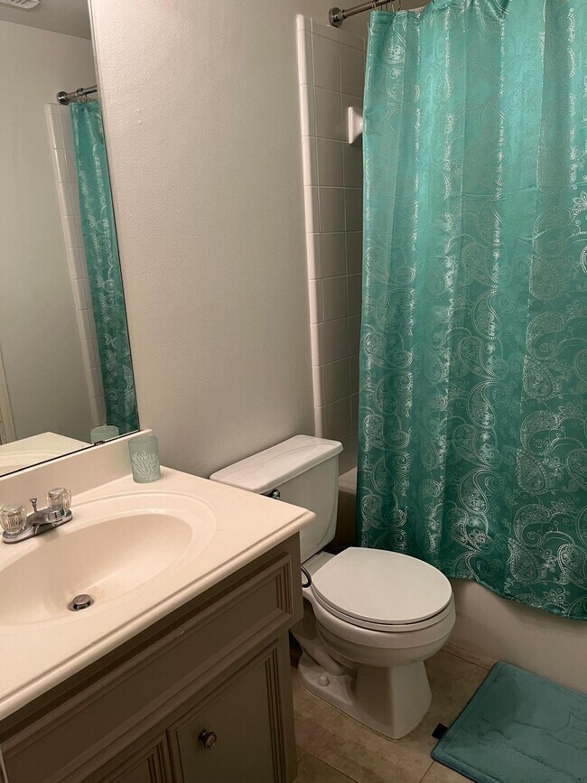 Building Photo - 806 W Heights Hollow Ln