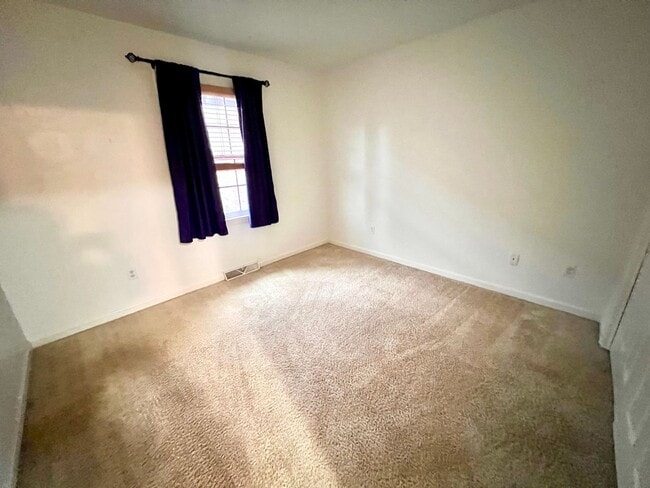 Building Photo - Beautiful Townhome - 3 bedroom 2.5 bath - Must see!