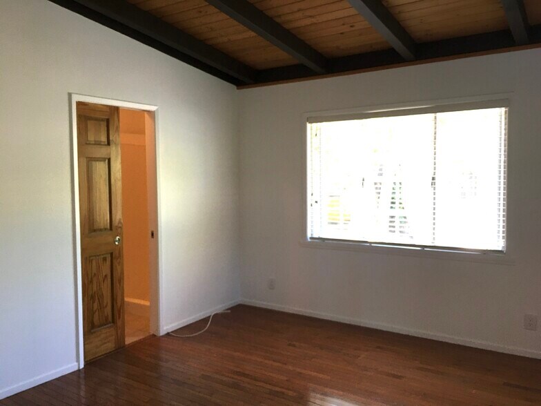 Building Photo - 347 6th Ave