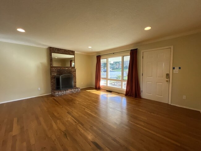 Building Photo - Classic Comfort: 3-Bed, 1.5-Bath Home with Covered Patio & Deck