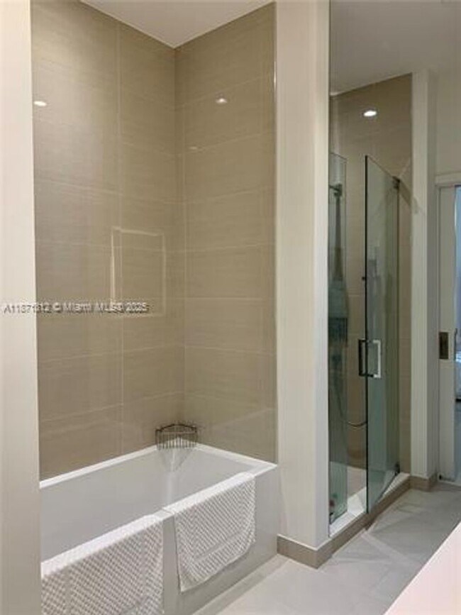 Building Photo - 851 NE 1st Ave